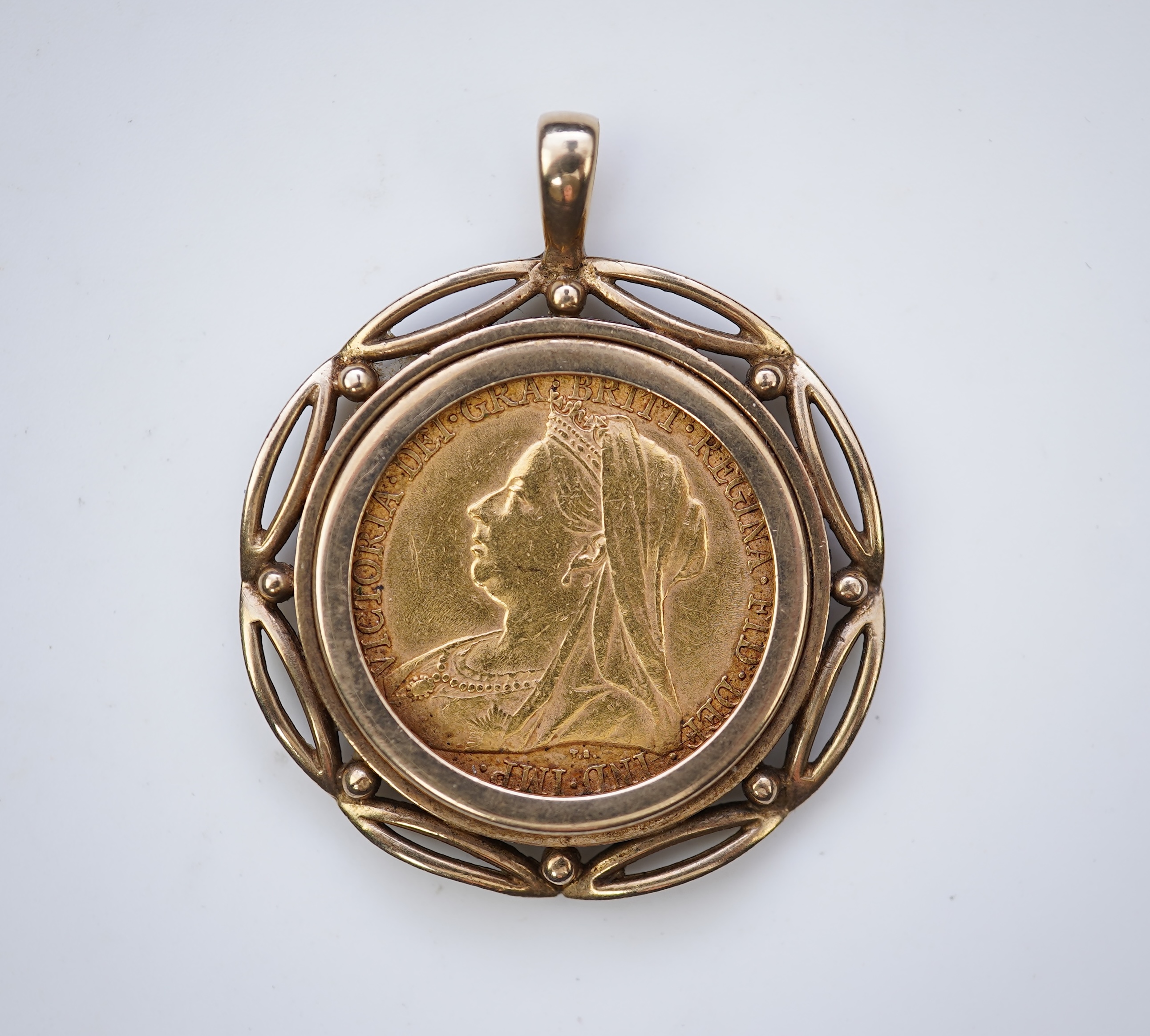A gold sovereign pendant